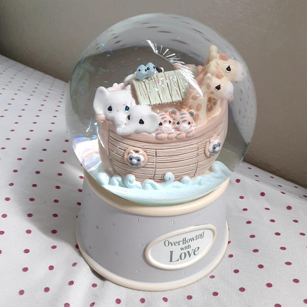Noah water globe